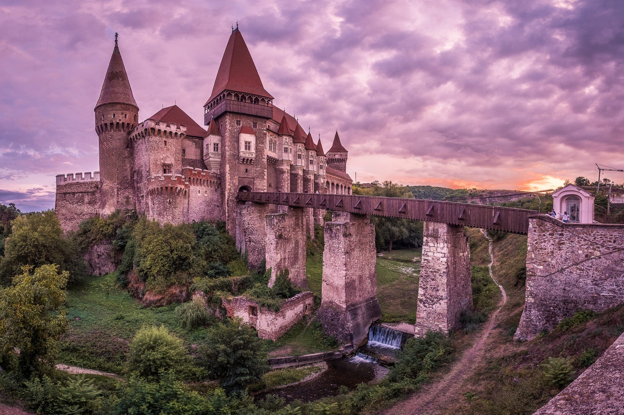 Castelul și podul de lemn pe piloni de piatră peste valea Zlaștiului, la apus